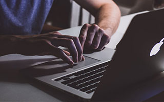 F1赛季积分榜变动频繁 冠军归属悬念丛生，f1比赛积分