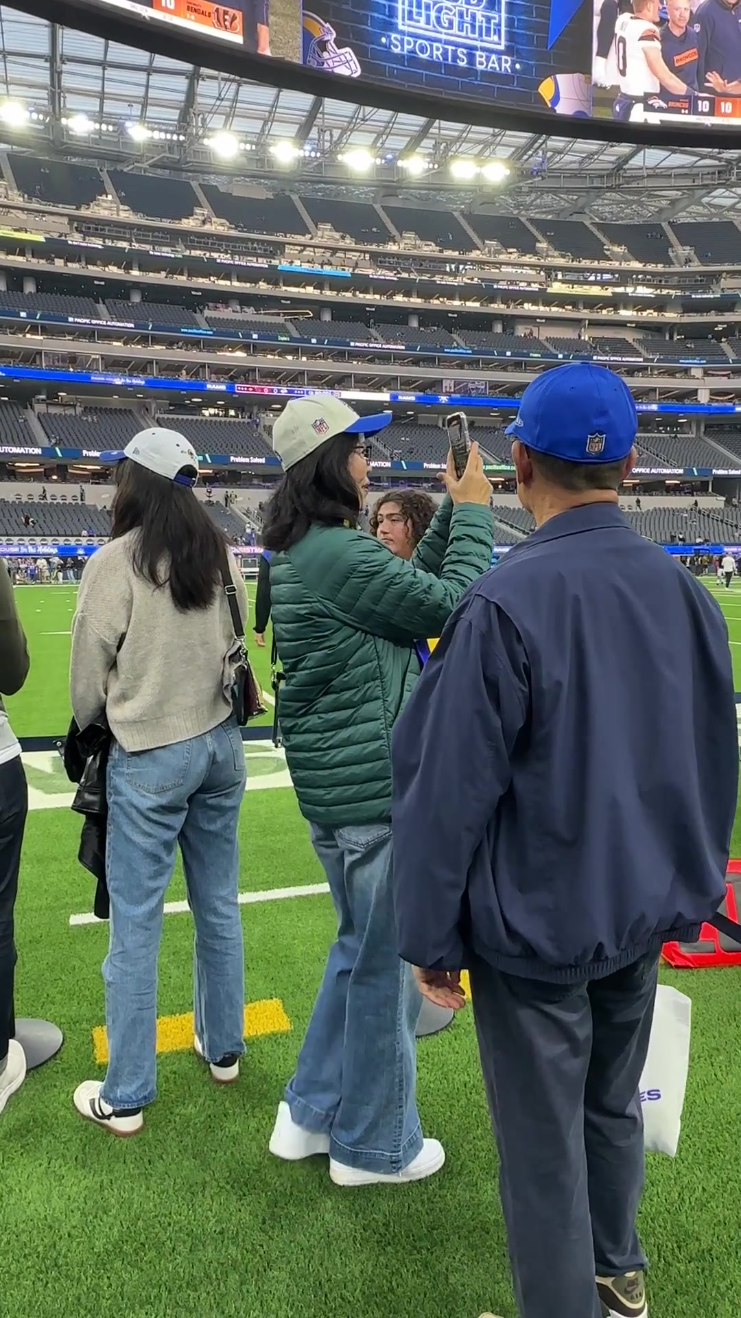 爱游戏🏈x🏐著名排球教练郎平及家人作客公羊队主场观看比赛