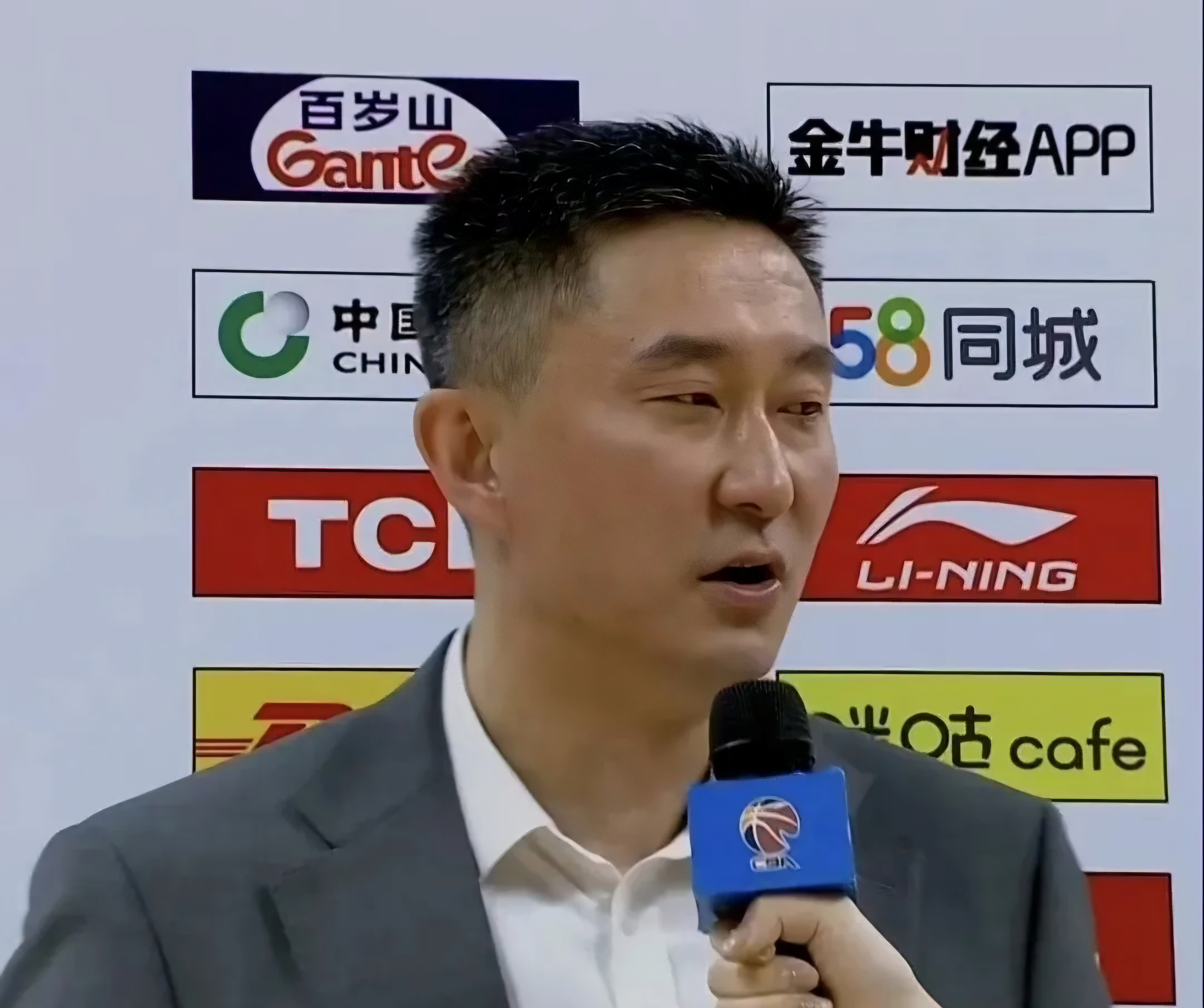 包含广东队主帅获赞扬，球队士气高涨的词条