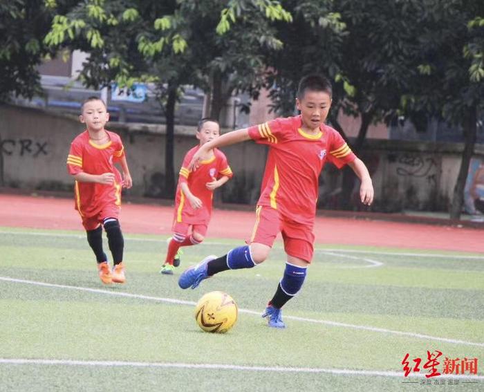 足球比赛中球员技术得到认可与称赞