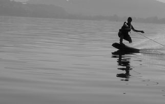 爱游戏体育娱乐-“宽板滑水：东三叉湖赛场见证新一代水上运动的崛起”